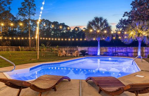 Gulf Breeze Villa | Gulf Breeze Beach House w Pool Huge Hot Tub and Sauna