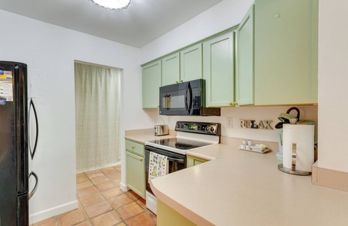 Pensacola Condo | Gulf Breeze Escape w/Patio + Community Pool!