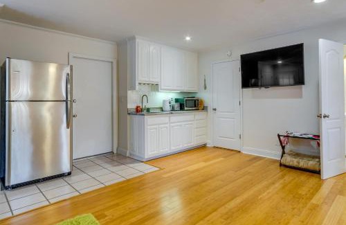Gulf Breeze Apartment | Gulf Breeze Vacation Rental for 2 with Pool Access!