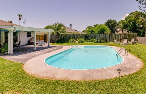 Gulf Breeze Apartment | Gulf Breeze Vacation Rental for 2 with Pool Access!