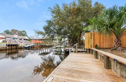 Gulf Breeze House | Gulf Brz-Beaches-Dwntwn PNS-Pet Friendly-Canal