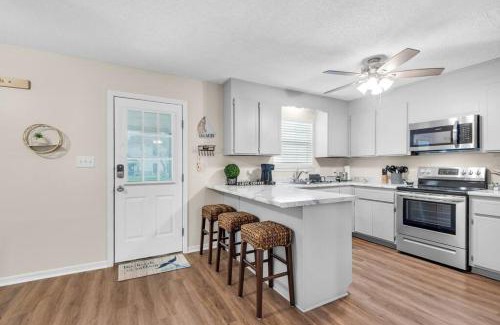 Gulf Breeze House | Gulf Brz-Beaches-Dwntwn PNS-Pet Friendly-Canal