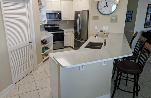 Holiday Isle Condo | Gulf Front 2000sqf Condo, Large Balcony, Private Beach & Pool, Free Beach Setup