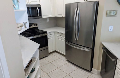 Holiday Isle Condo | Gulf Front 2000sqf Condo, Large Balcony, Private Beach & Pool, Free Beach Setup