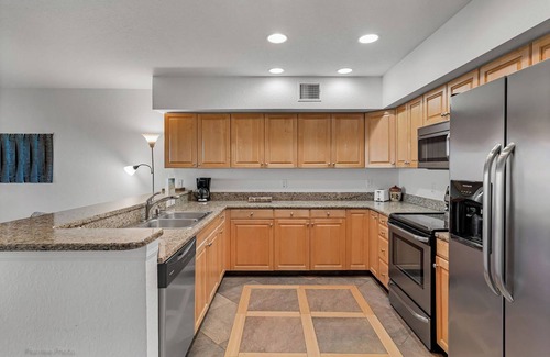 Independence Square Condo | Gulf Front Condo - Close to many restaurants!