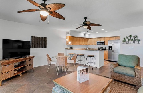Independence Square Condo | Gulf Front Condo - Close to many restaurants!