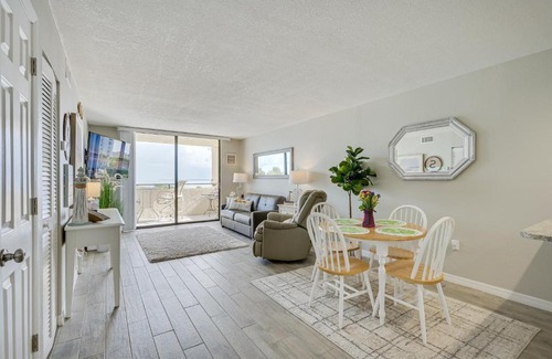 Hudson Apartment | Gulf-View Balcony and Pool Access Hudson Retreat