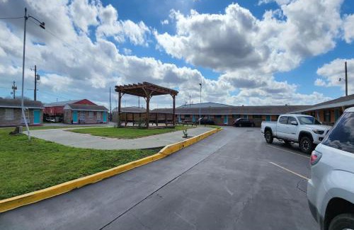 Central City Hotel | Gulfway Motel By OYO Near Airport I 37
