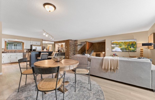 East Gull Lake House | Gull Lake Getaway | Dock, Sauna & Lake Toys