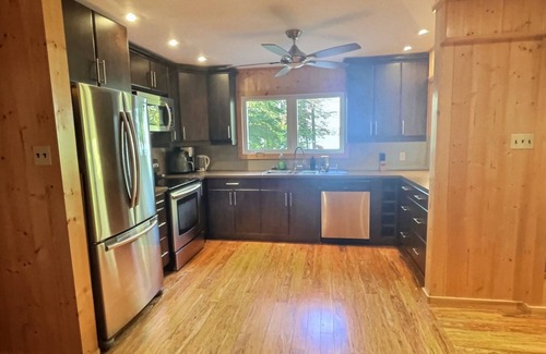 Beaconia House | Gull Lake Retreat: Lakefront Cabin w/Hot Tub