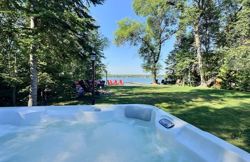 Beaconia House | Gull Lake Retreat: Lakefront Cabin w/Hot Tub