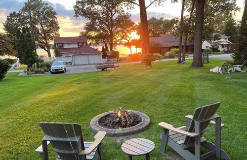South Gull Lake House | Gull Lake sunset home on a quiet street
