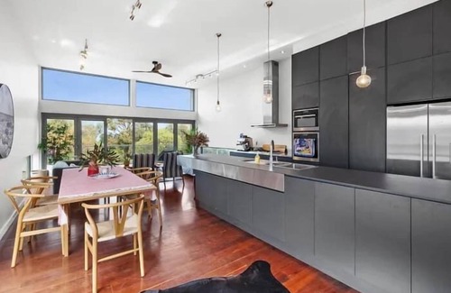 Aireys Inlet House | Gully Red House I Ocean Views I Pet Friendly