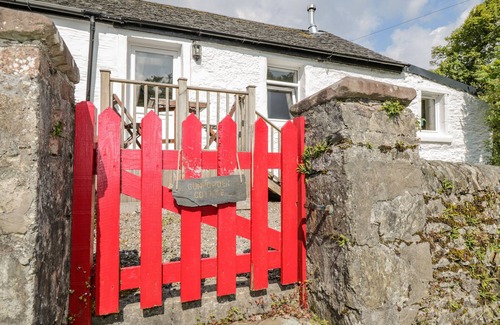 Tighnabruaich Cottage | GUN POWDER COTTAGE, pet friendly, with open fire in Tighnabruaich