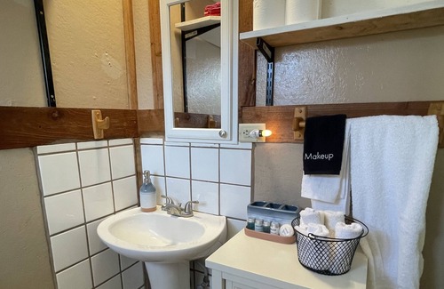 Tombstone Condo | Gunslingers Hideout - Peacemaker - Tombstone; queen bed; wifi