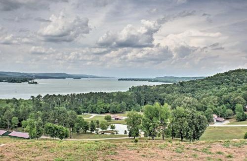 Guntersville House | Guntersville Cabin with Lake Views!