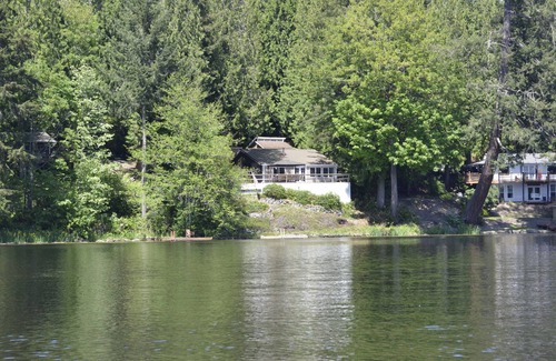 McKenna House | Guppies Lake Cottage - Private Access Lake Dock, close to Mt. Rainier