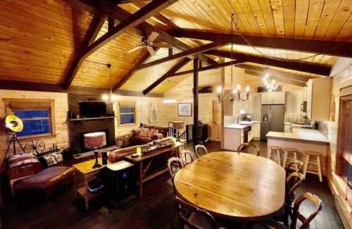 Windham House | *GUT RENO 4 Season Nirvana*Hot Tub*WiFi*Fire Pit*Fireplace*Windhm Mtn View*2BBQs