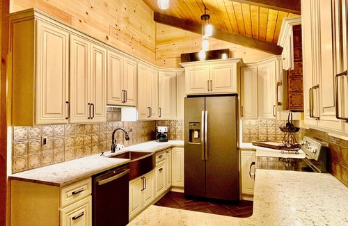 Windham House | *GUT RENO 4 Season Nirvana*Hot Tub*WiFi*Fire Pit*Fireplace*Windhm Mtn View*2BBQs