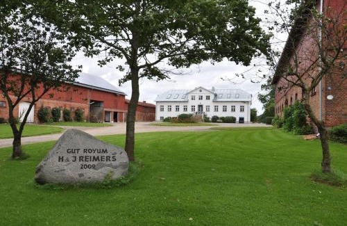 Geelbyholz House | Gut-Royum-Strohlager