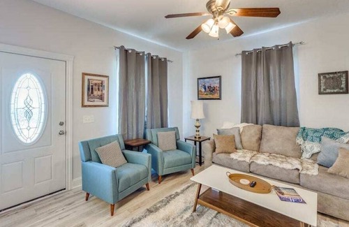 Guthrie House | Guthrie Charm / Dog Friendly / Red Brick District