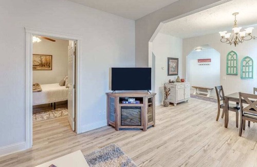 Guthrie House | Guthrie Charm / Dog Friendly / Red Brick District