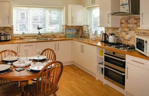 Llanfairfechan Apartment | GWYLANEDD ONE, family friendly in Llanfairfechan