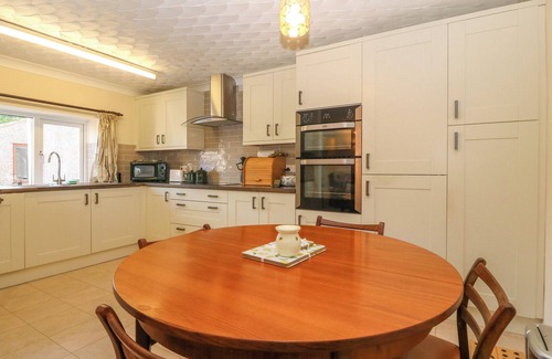 Cylch-Y-Garn Cottage | GWYNLYS, family friendly, with a garden in Cemaes Bay