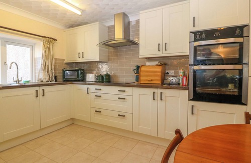 Cylch-Y-Garn Cottage | GWYNLYS, family friendly, with a garden in Cemaes Bay