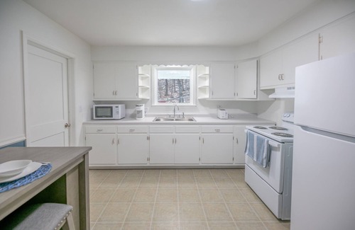 Peoria Heights House | Gym Membership & Breakfast! Quiet Street with Deer Sightings!