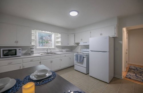 Peoria Heights House | Gym Membership & Breakfast! Quiet Street with Deer Sightings!