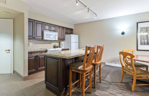 Oro-Medonte Apartment | Gym+Pool+PetFriendly+KingBeds