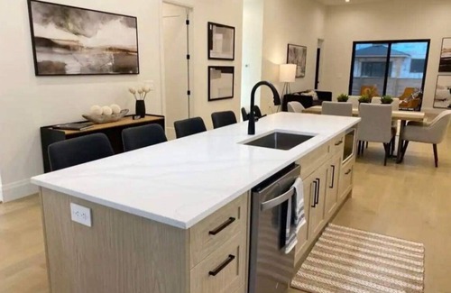 Windsor House | Gym/Sauna Luxury 5-Star Home in South Windsor. Spotless Clean & Maintenance Free