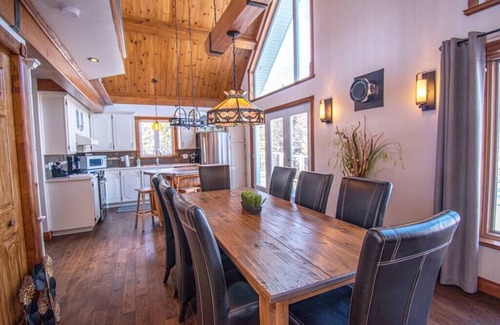 Saint Hilarion Ski Chalet | Hôtel à la maison - Le Marijé, lac et nature!