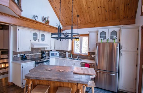 Saint Hilarion Ski Chalet | Hôtel à la maison - Le Marijé, lac et nature!