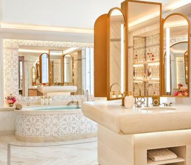 Champs-Elysees Hotel | Hôtel Plaza Athénée - Dorchester Collection