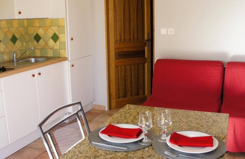 Loriol-du-Comtat House | Hôtel Résidence Les Peupliers
