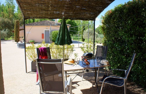 Loriol-du-Comtat House | Hôtel Résidence Les Peupliers