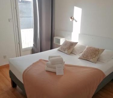 Etauliers Hotel | Hôtel Restaurant Platanes - KB HOTEL GROUP