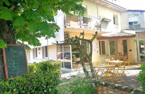 Etauliers Hotel | Hôtel Restaurant Platanes - KB HOTEL GROUP