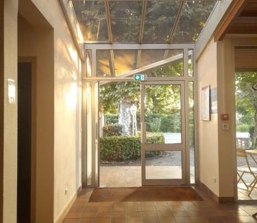 Etauliers Hotel | Hôtel Restaurant Platanes - KB HOTEL GROUP