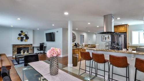 Westminster House | H&H Modern Lux 4BD 1 King Suite 3 Queen SoCal Disney