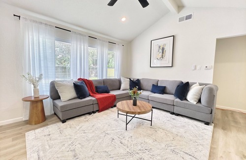 Clodine House | H-Town Hideout :King Suite, 4 bedrooms close to attractions and restaurants