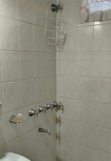 Ramallo Apartment | Habitación con baño para dos personas