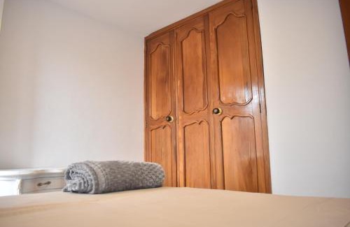 La Ceja House | Habitación con cama doble y balcon privado cerca del parque principal