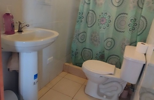Quintero Bed & Breakfast | Habitacion con baño privado y balcon, playa las Conchitas y Parque de Quintero