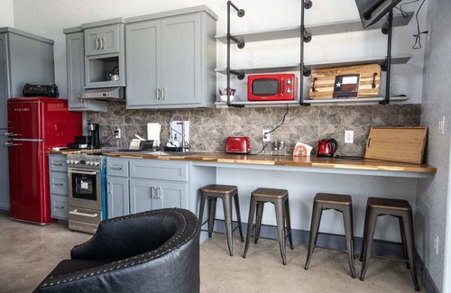 Johnson City House | HACIENDA AMOR Summary