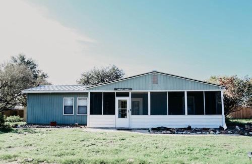 New Braunfels House | Hadley's House - A Country 3 Bdrm with Screened-In Porch