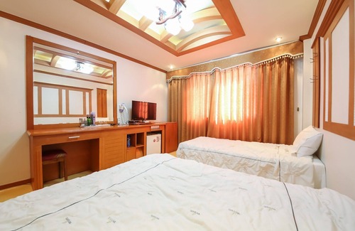 Kyehang Hotel | Hadong Seomjingang Hotel