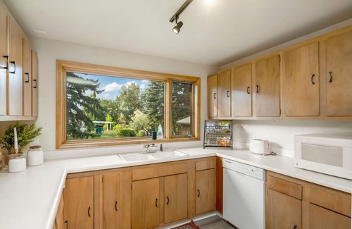 Great Falls House | Half Acre/Fenced Yard | Near Airport | Fire Pit| Pets Allowed